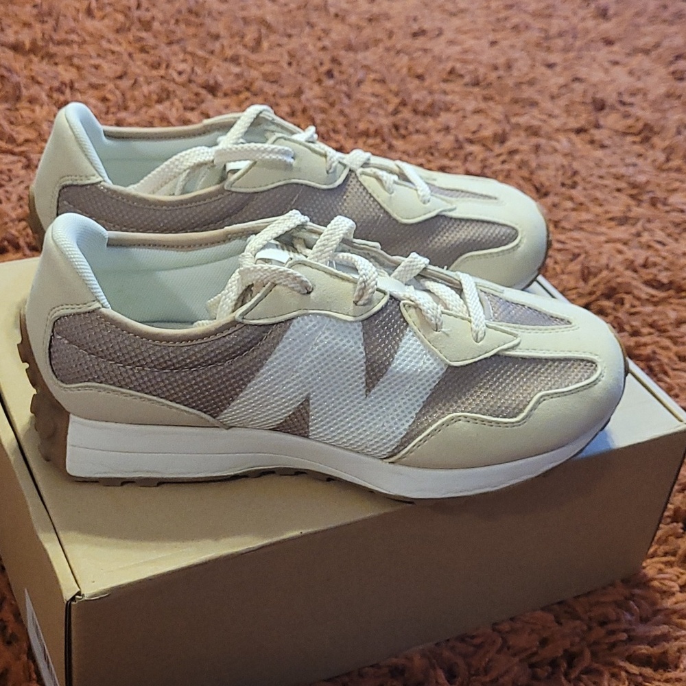 New Balance 327